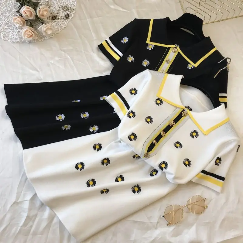 Женское трикотажное платье ALPHALMODA с вышивкой ромашки воротник поло короткими