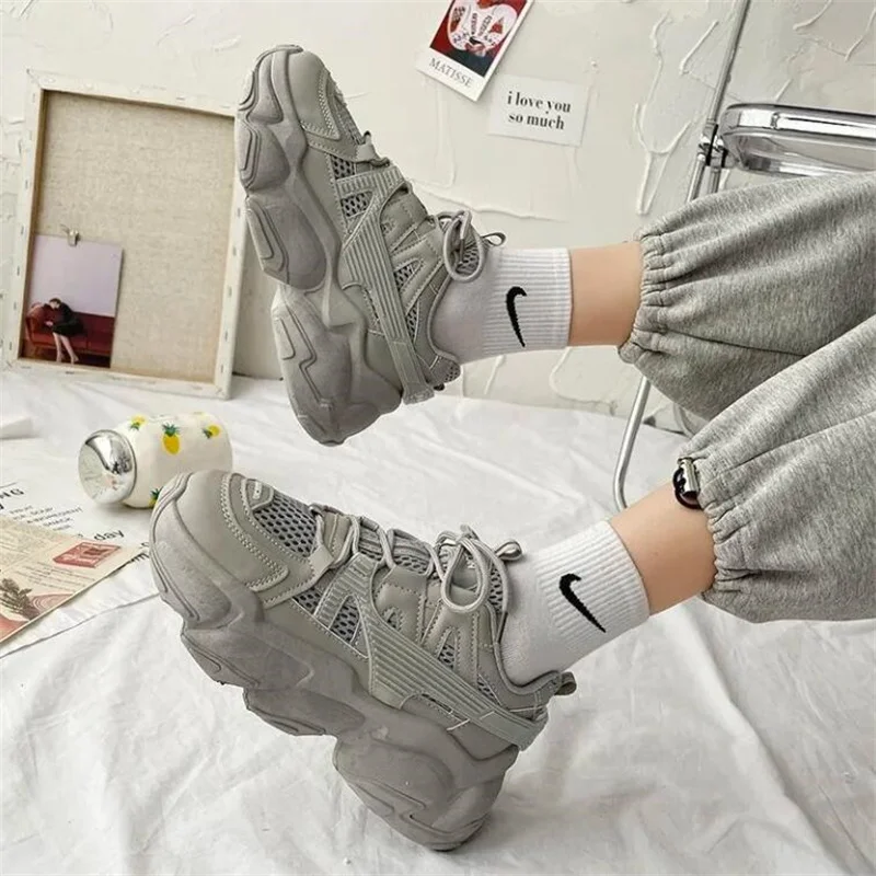 Женские классические кроссовки на массивной платформе Белые Повседневные в