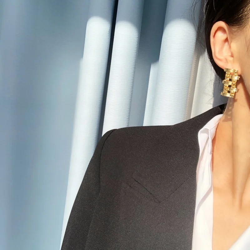 Модные металлические серьги гвоздики неправильной геометрической формы круглые