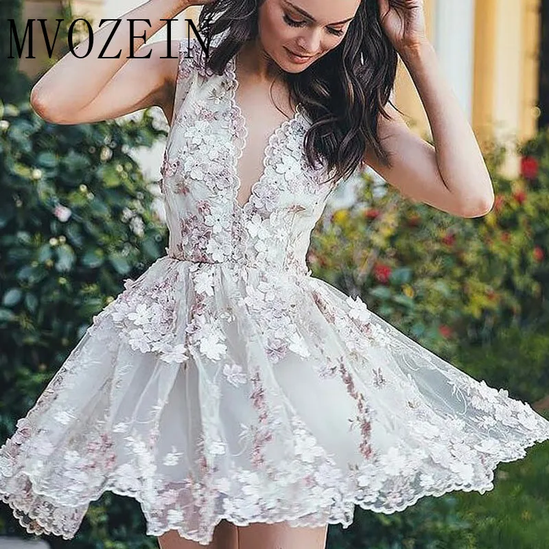 Женское вечернее платье без рукавов серебристое короткое с объемным цветком и