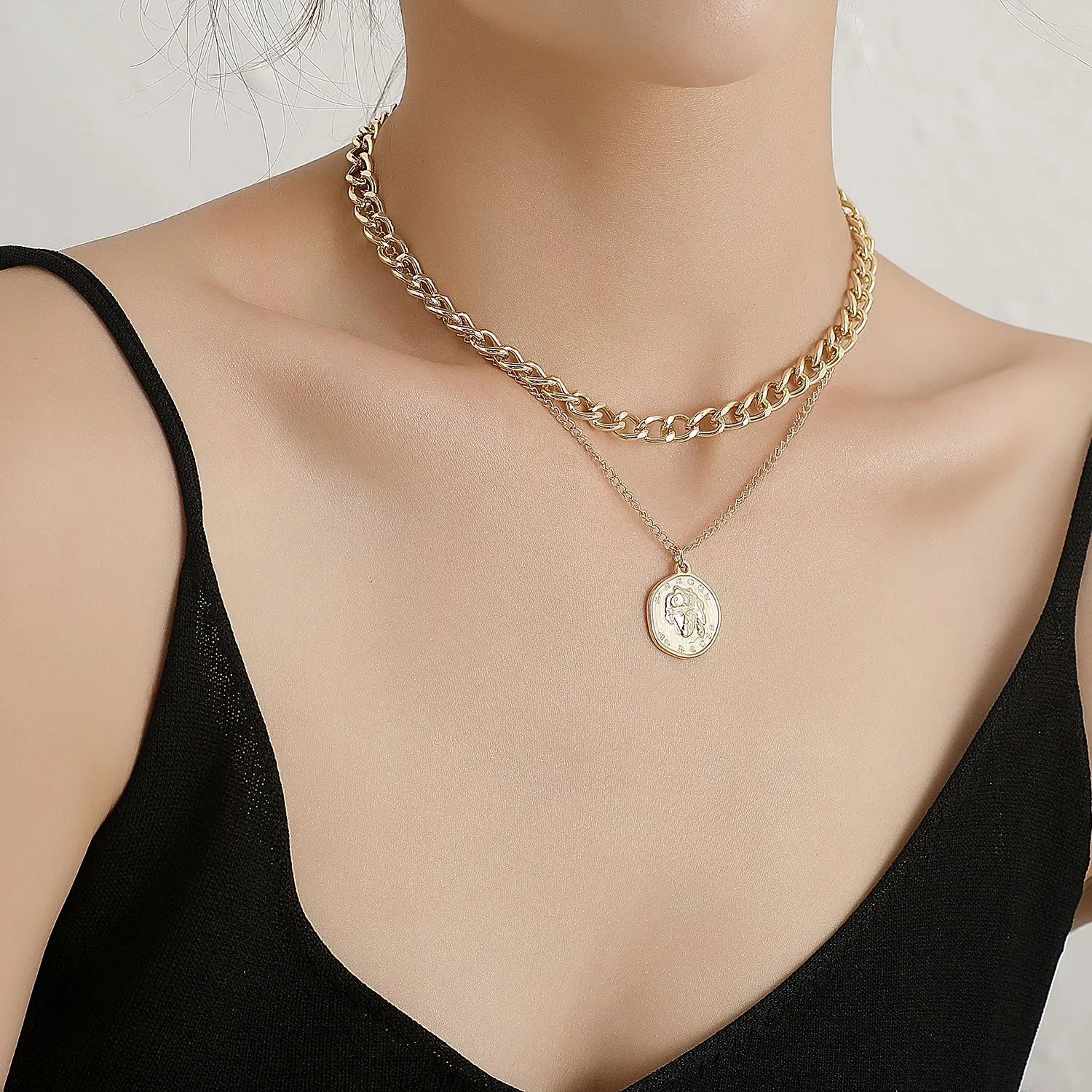 

Elegant Round Coin Pendant Layered Necklace For Women Girls Human Head Retro Figaro Chain Necklace Wedding Party Fashion Jewelry