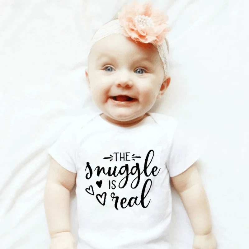 

Snuggle реально принт милый ребенок объявление Onesie Хлопок с коротким рукавом, детское боди, одежда для малышей для мальчиков и девочек; Детские ...
