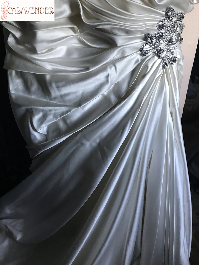 

Illusion Neckline White Mermaid Wedding Dresses Appliques Crystal Beading Affordable Wedding Gowns vestido de noiva praia