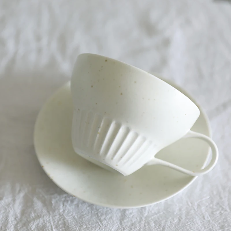 

Vintage White Coffee Cup Handmade Modern Ceramic Mug Coffee Cup Porcelain Tea Cups and Saucer Sets Flower Tea Canecas Dish Set