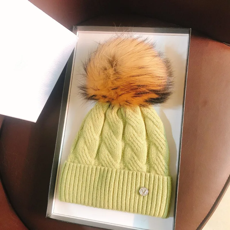 

Женская Вязаная Шапка-бини с помпоном из натурального меха енота