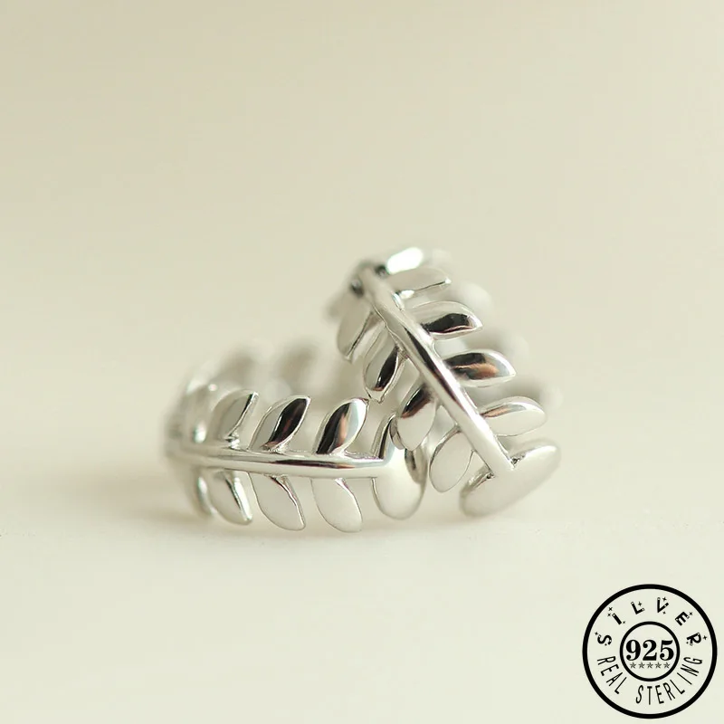 Женские серьги кольца с маленькими листьями покрытые золотом из серебра 925