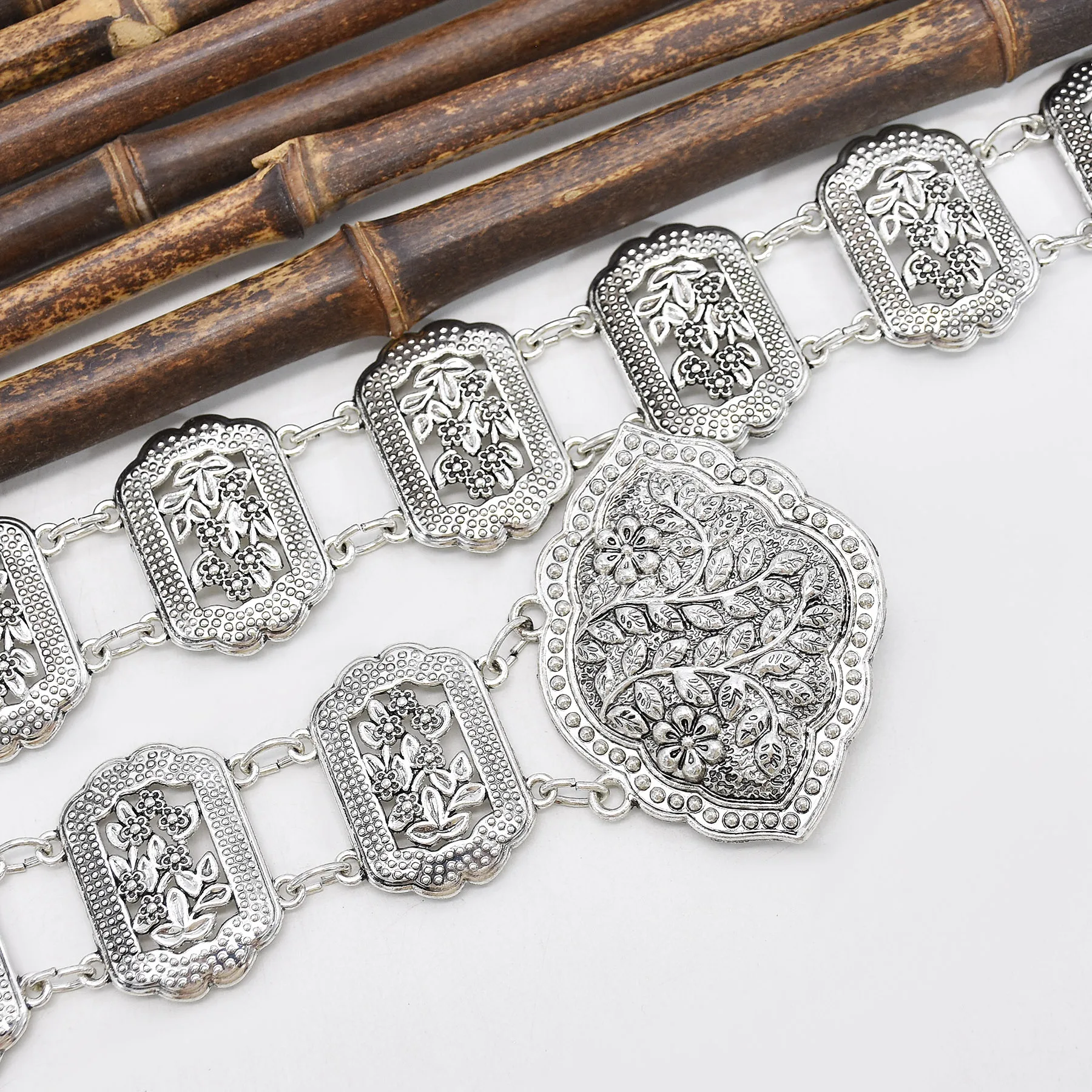 Женский пояс для танца живота с металлическими цепочками в виде листьев |