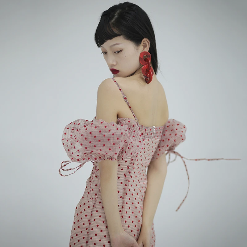 Женское винтажное платье TWOTWINSTYLE асимметричное средней длины в горошек с