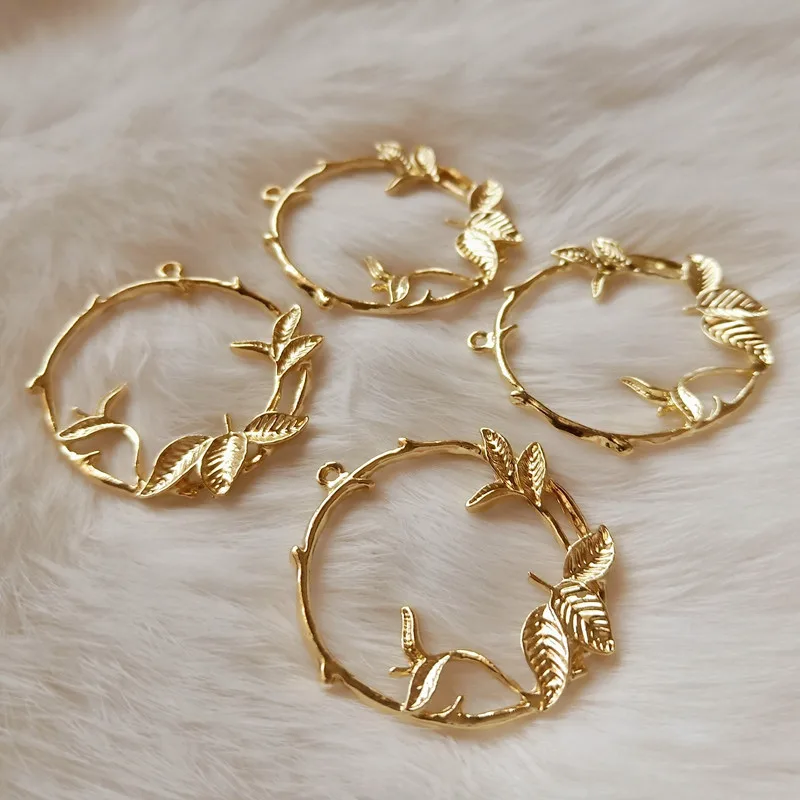 Оправа для ювелирных изделий в виде ажурных листьев с листьями отверстием сзади