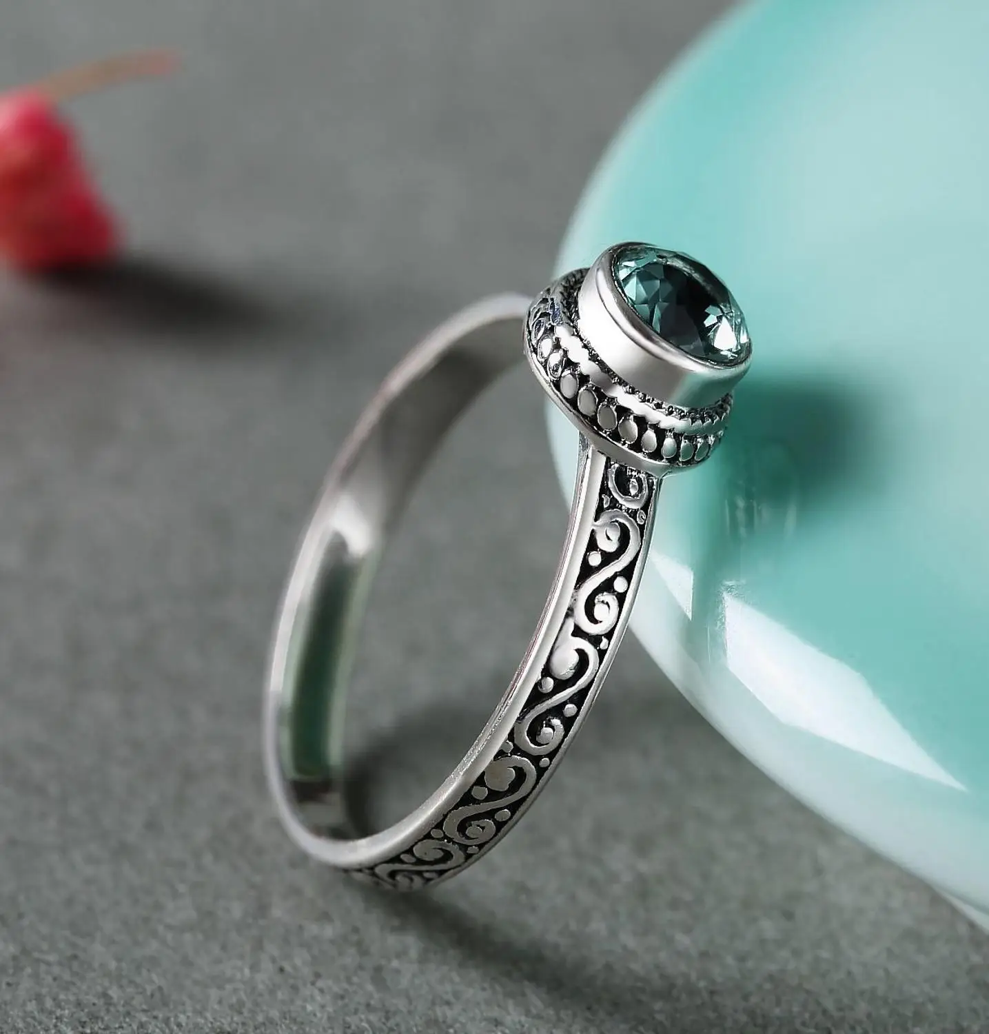 Женское ювелирное изделие из серебра 925 пробы с натуральным драгоценным камнем |