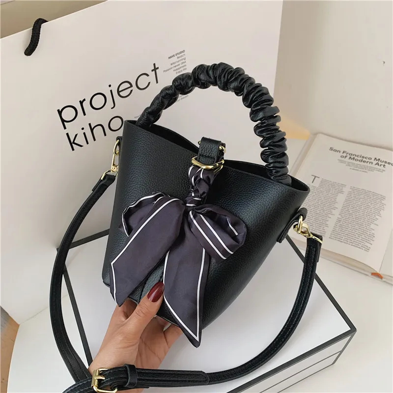 Однотонная дамская сумочка мешок с красивыми шелковыми шарфами складывающаяся