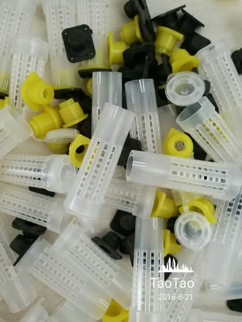 

100 Pcs Beekeeping Tools Fertility King Pedestal Guard Longwall Shield Queen Cage Cover By Registered Mail