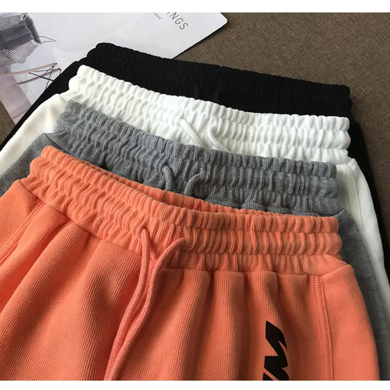 

High waisted shorts show thin Hong Kong Style