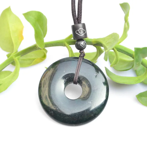 Ожерелье с подвеской из натурального черного и зеленого пончика резным нефритом