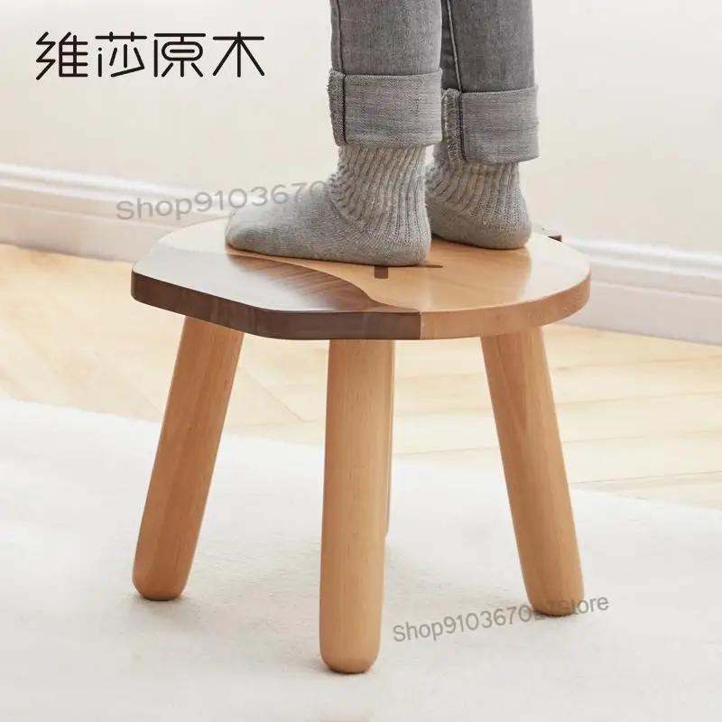Маленький стул из массива дерева: современный творческий карикатурный низкий северный минималистический домашний стул для детской комнаты.
