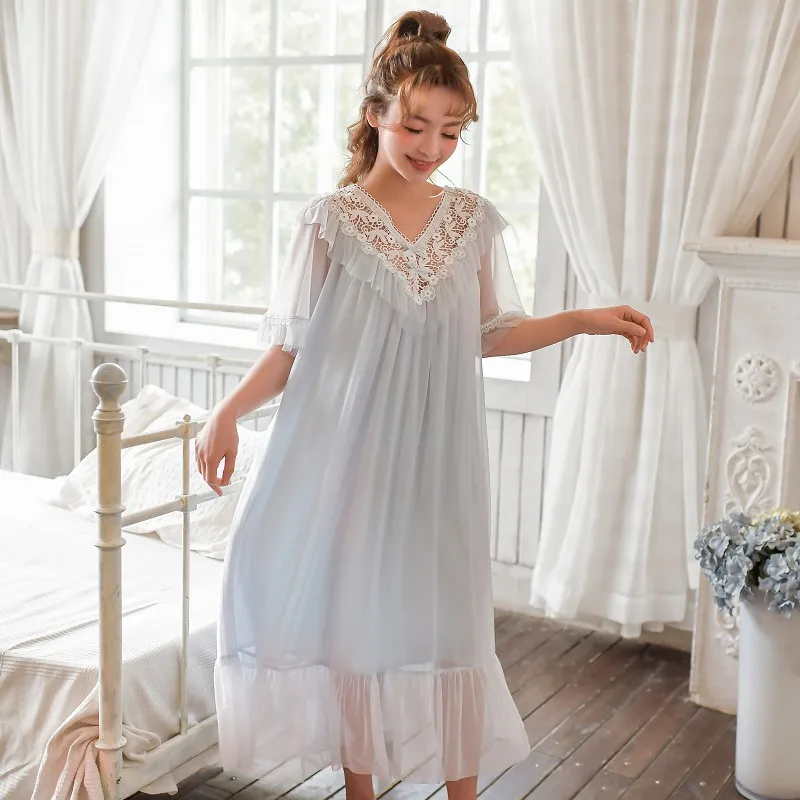 Женская длинная ночная рубашка летняя белая кружевная с v-образным вырезом и