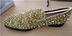 Gold Sequins Лоферы на плоской подошве с шипами и золотыми заклепками; выразительные тонкие мужские свадебные туфли с круглым носком и блестящими блестками; мужская обувь - Цвет: Gold Sequins