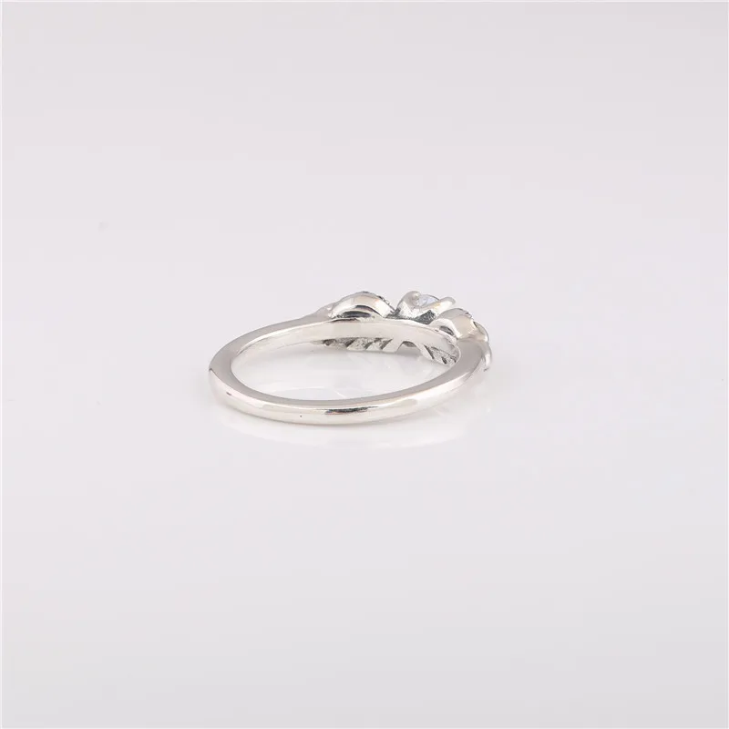 Серебряное кольцо с кубическим цирконием белый циркон крыльями ангела подарок