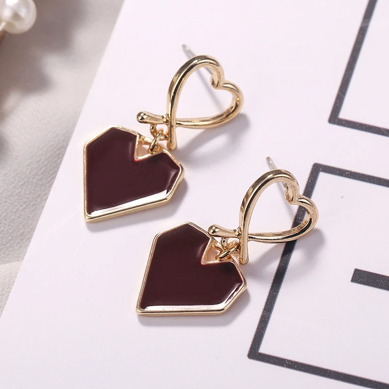 Жаркое время красного цвета с надписью love Серьги гвоздики простые красивые