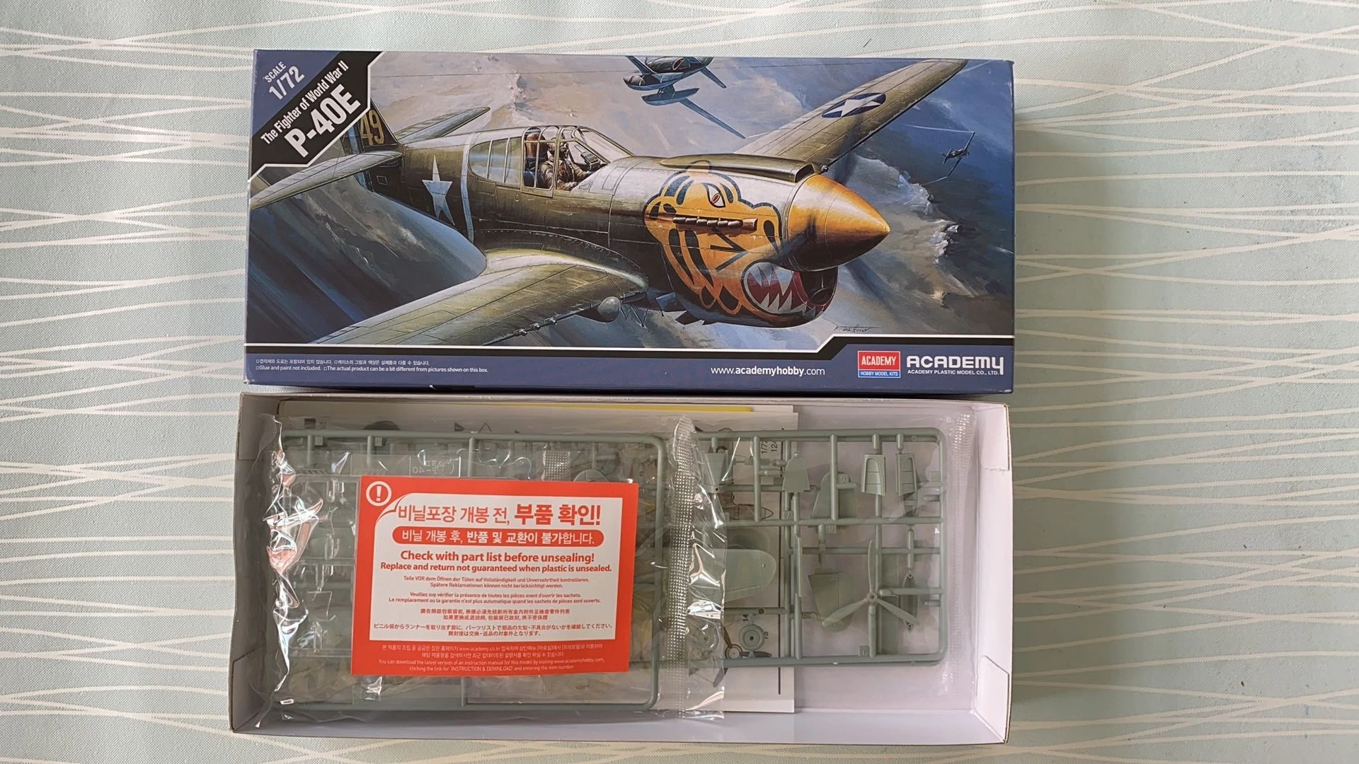 Академия 12468 1/72 P-40E Warhawk с алюминиевыми тигровыми маркировками набор пластиковых