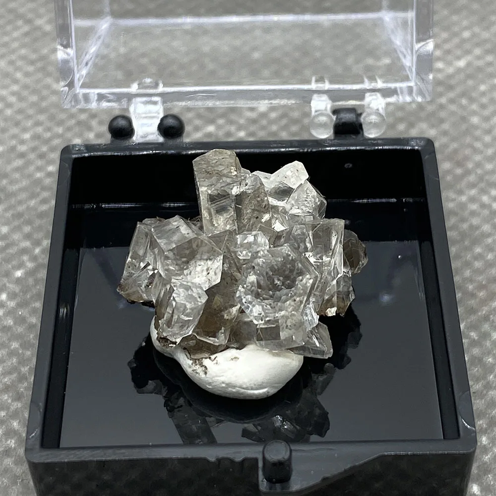 

Natural transparent columnar calcite is rare and extinct in China +Box35*35*35mm S19#