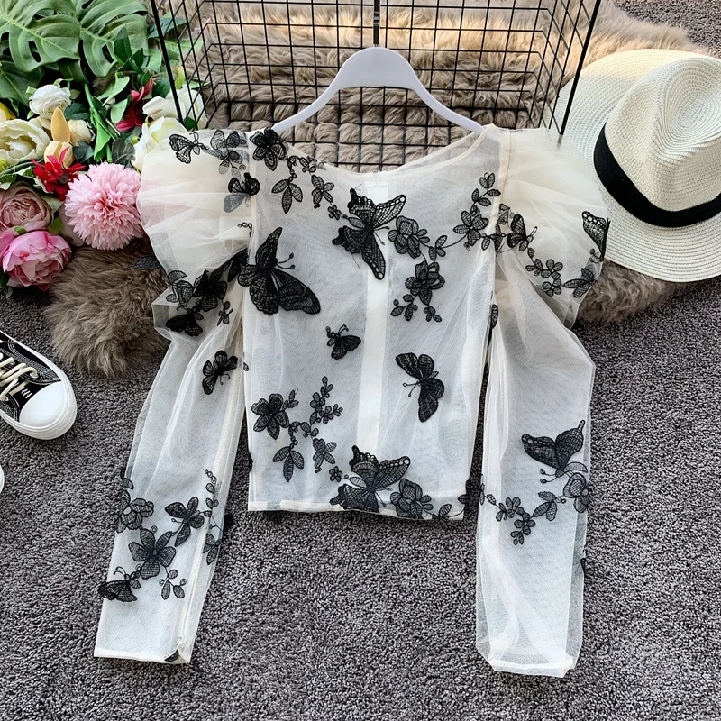 Блузка женская сетчатая с круглым вырезом рукавами-фонариками и вышивкой |