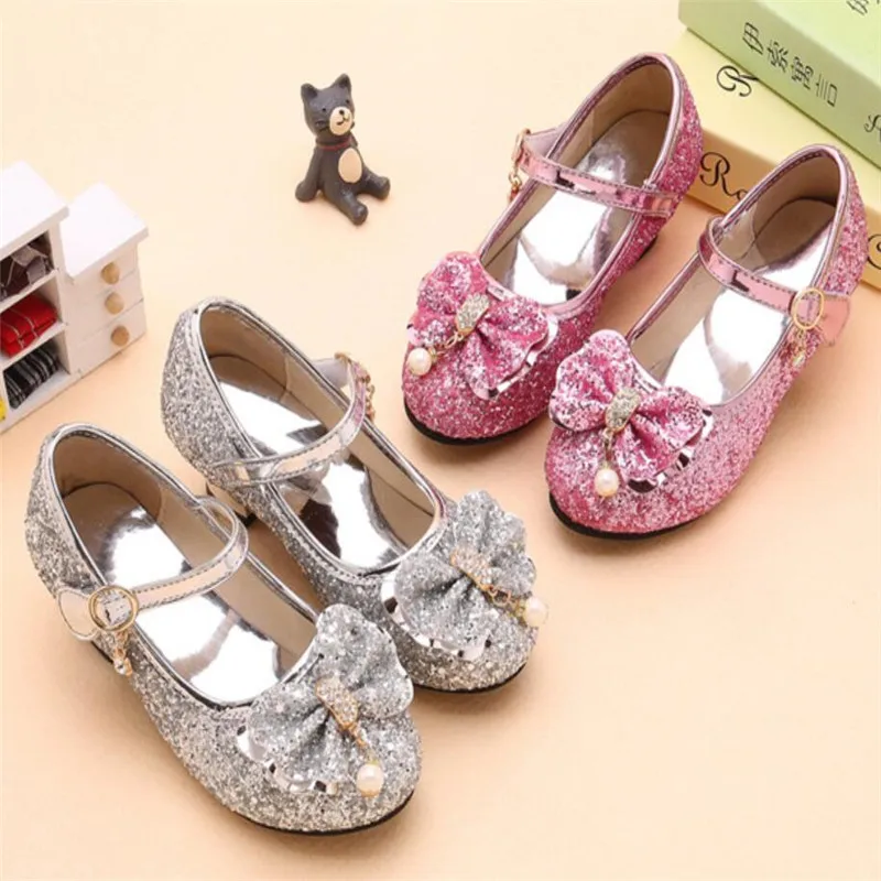 Детские кожаные туфли принцессы для девочек повседневные блестящие с цветами на