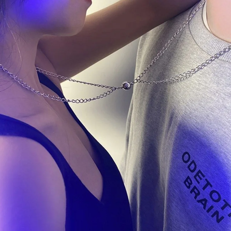 

2021 New Creative 2pcs Magnet Couple Necklace Women Men Love for Long Distance Girlfriend Metal Link Chain Pendant Necklace