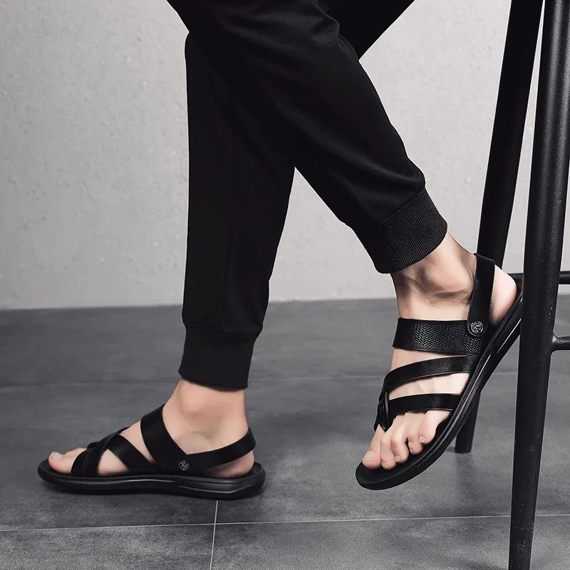 Кожаная обувь в сдержанном стиле с ремешками открытым носком на плоской подошве