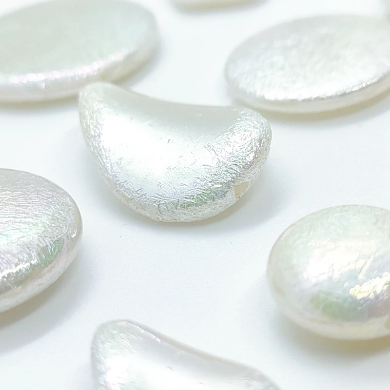 Подвески из круглых квадратных бусин неправильной формы в форме сердца с белой