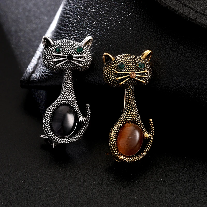 

The super cute cat's eye brooch is available in 2 colors as a gift for children