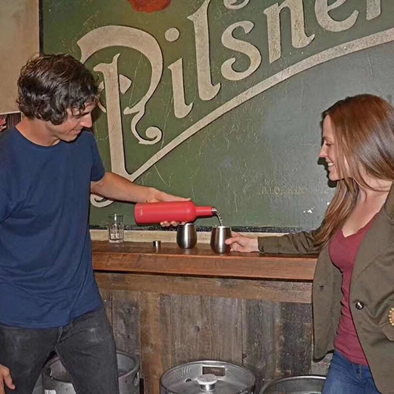 Подарочный набор 12 унций в виде яйца бокалы для вина и бутылки Изолированный