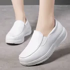 Кроссовки женские из экокожи, на платформе, каблук-танкетка, увеличивающие рост, светильник Кая спортивная обувь для фитнеса и ходьбы, белые