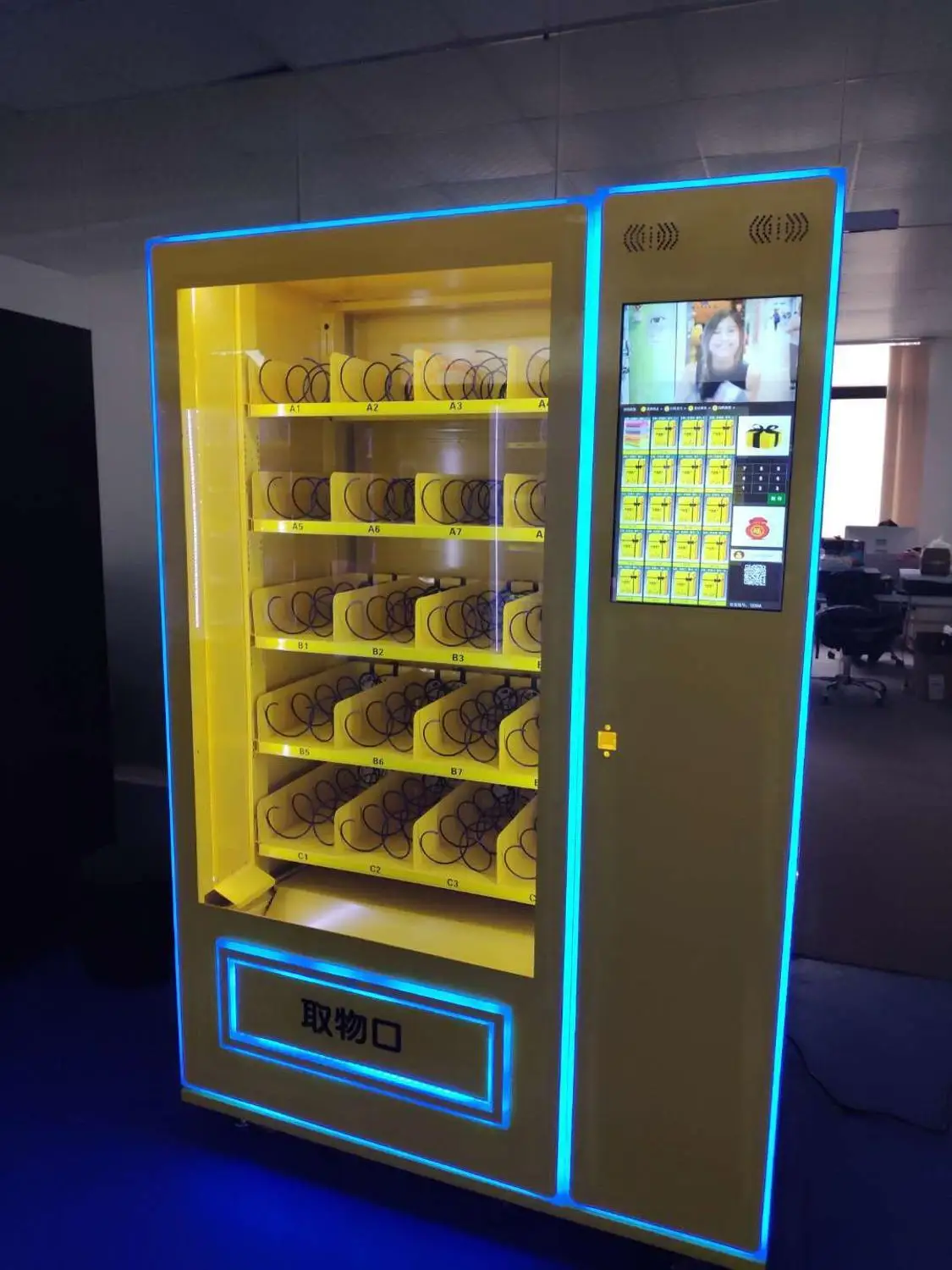 Шкаф с подъемной системой торговый автомат для холодных напитков и закусок |
