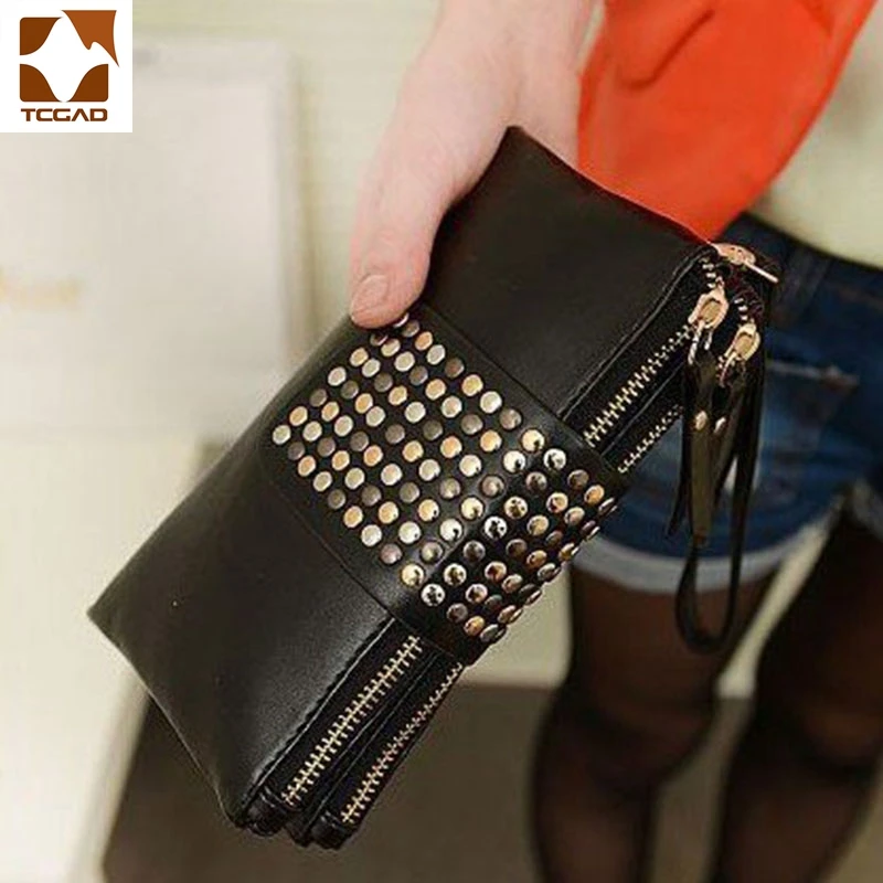 Клатч с заклепками и ремешком на руку женский кожаный кошелек двойной молнией