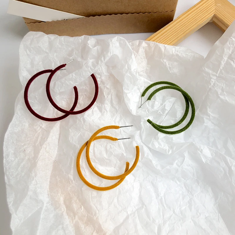 Простые геометрические круглые серьги C образной формы винные зеленые желтые