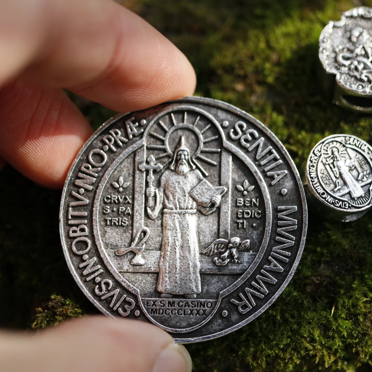 

Изготавливаемый на заказ бусины диаметром 43,5 мм в виде монеты Святого Бенедикта, викторианские бусины для детской цепочки, ожерелья, Розари...