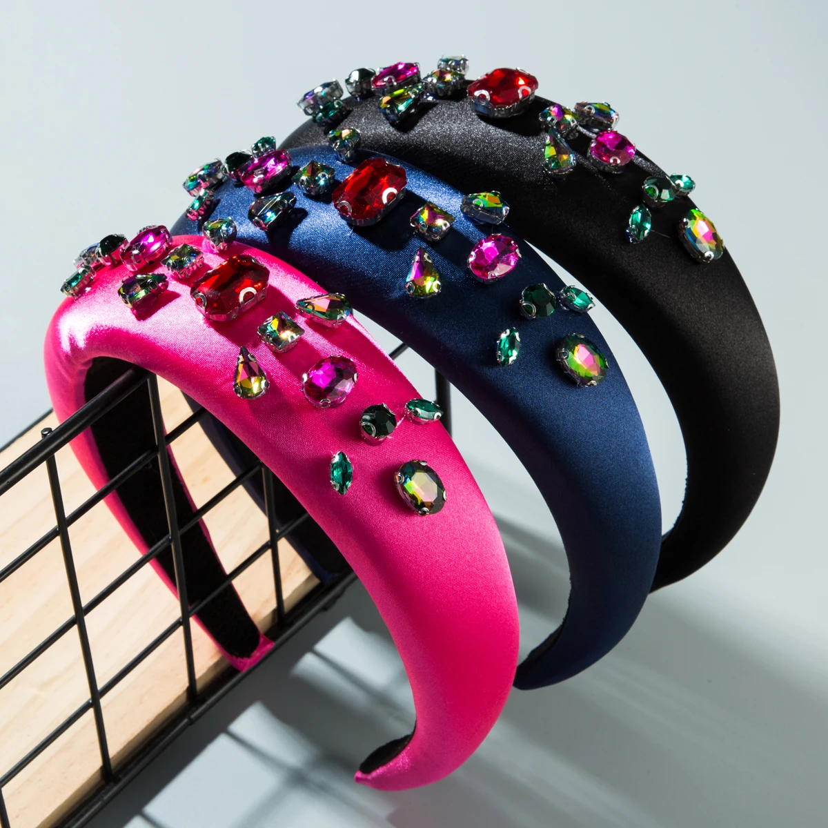 Массивная губчатая лента для волос в стиле барокко с цветком и кристаллами