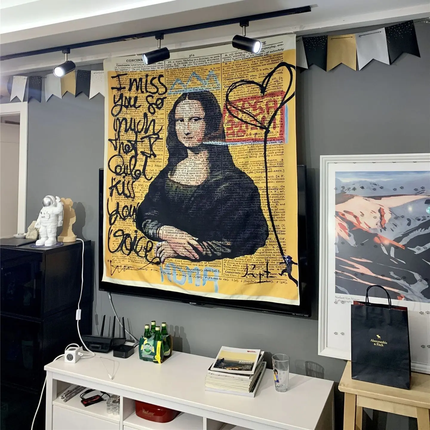 

Mona Lisa Tapestry Wall Hanging Da Vinci Work Graffiti Wall Blanket Eternal Smile Artwork for Home Dorm Room Decor Italy Painter