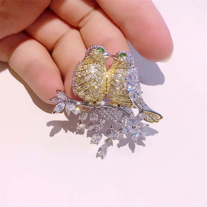 

Cute Unique Lovebirds Brooches for Women AAA Cubic Zircon Micro Paved Bird Scarves Buckle Brooch Pin Animal Jewelry Gift Broach