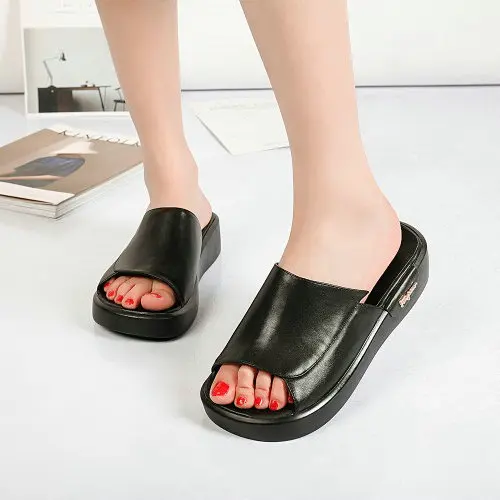 

2021 Brand Designer Fashion Women Slippers Genuine Leather Band Peep Toe Flat Sandals Luxury Ladies Slides Summer Shoes