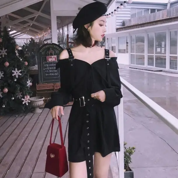 Женское винтажное платье на бретелях черное с открытыми плечами в стиле