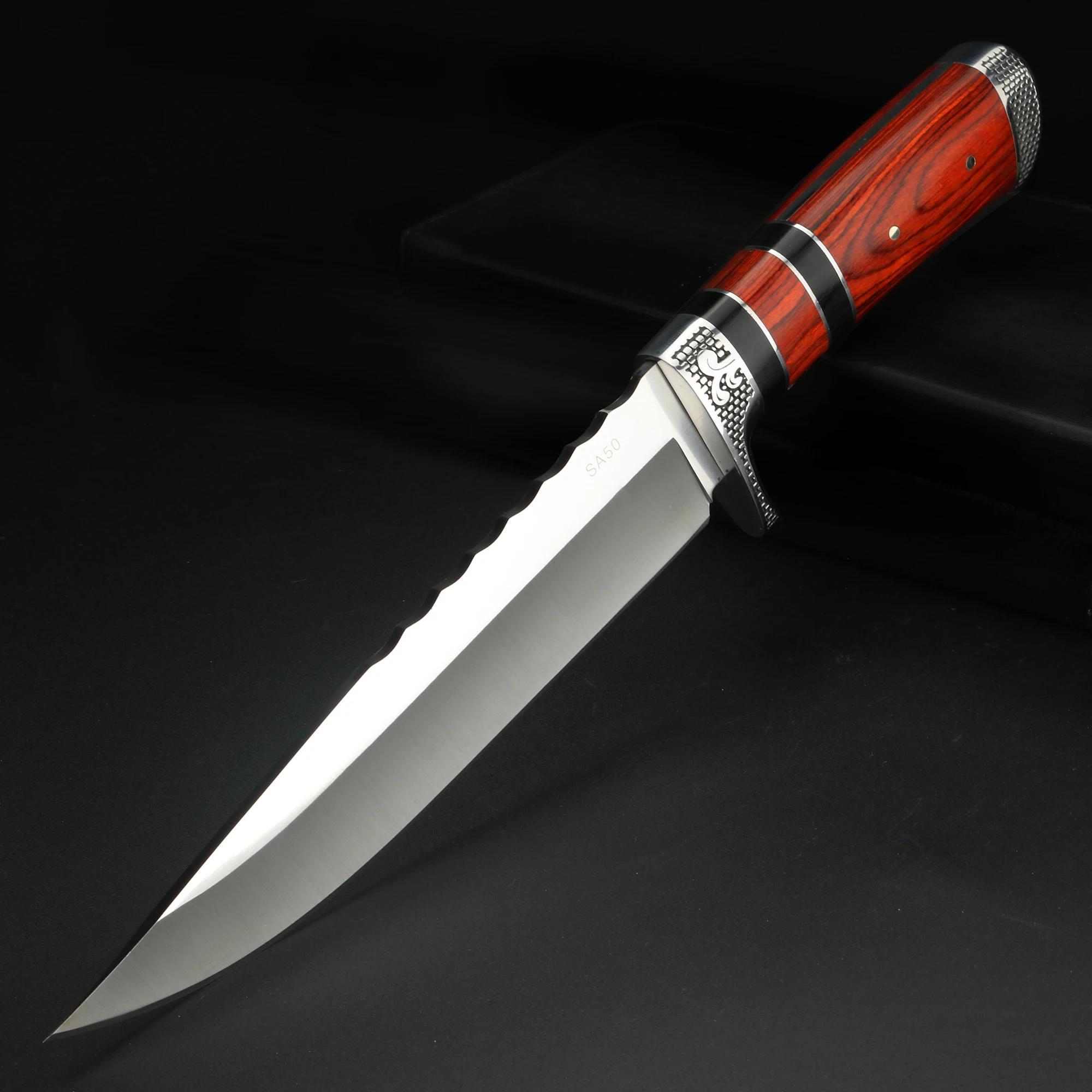 

Охотничий нож с фиксированным лезвием и деревянной ручкой