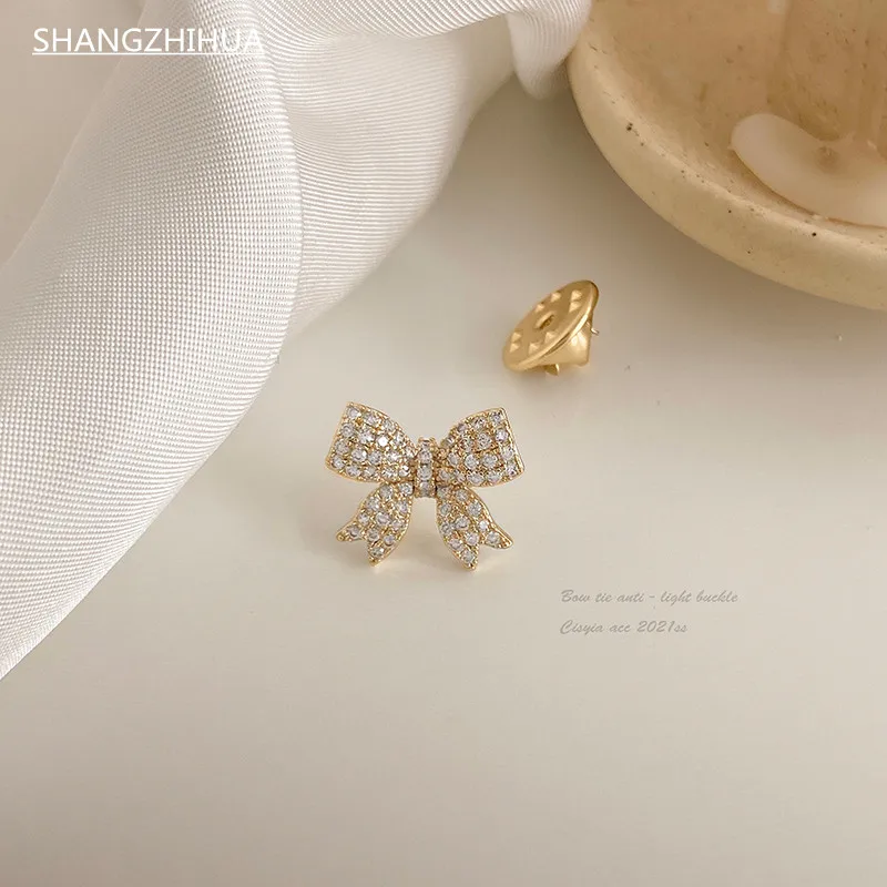 

2021 New Design Sense Gold Bow Brooch Summer Girl's Collar Anti Light Button Korean Fashion Formal Pin Jewellery For Woman
