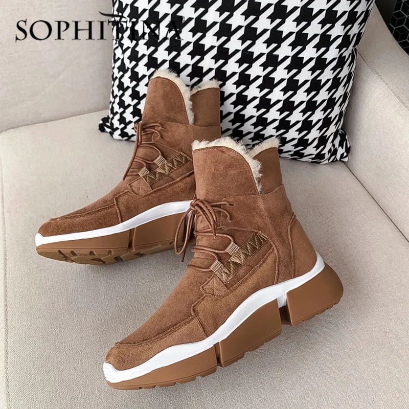 SOPHITINA/модные зимние ботинки Новая удобная обувь из высококачественной коровьей замши на шнуровке с круглым носком на танкетке очень теплые женские ботинки, PO313