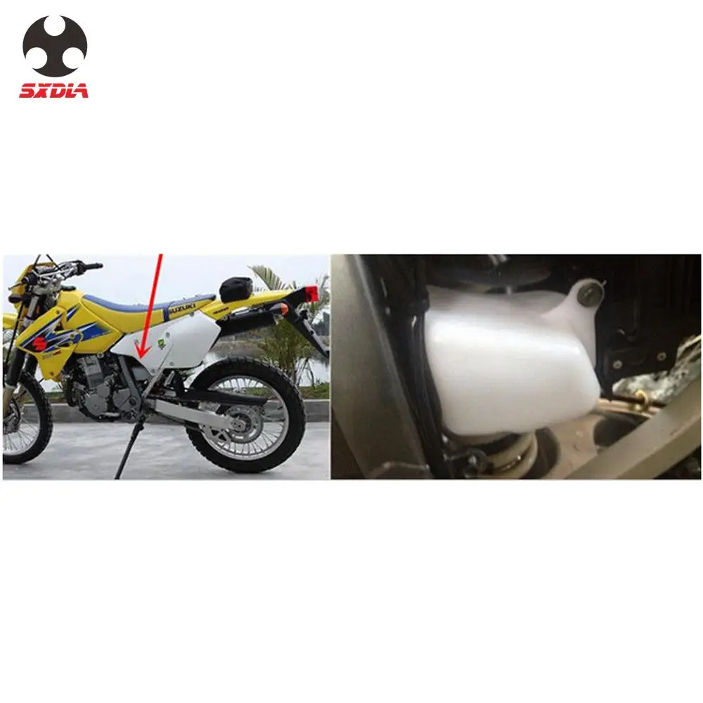 Мотоцикл после рынка охлаждающей жидкости над потоком бутылки резервуар