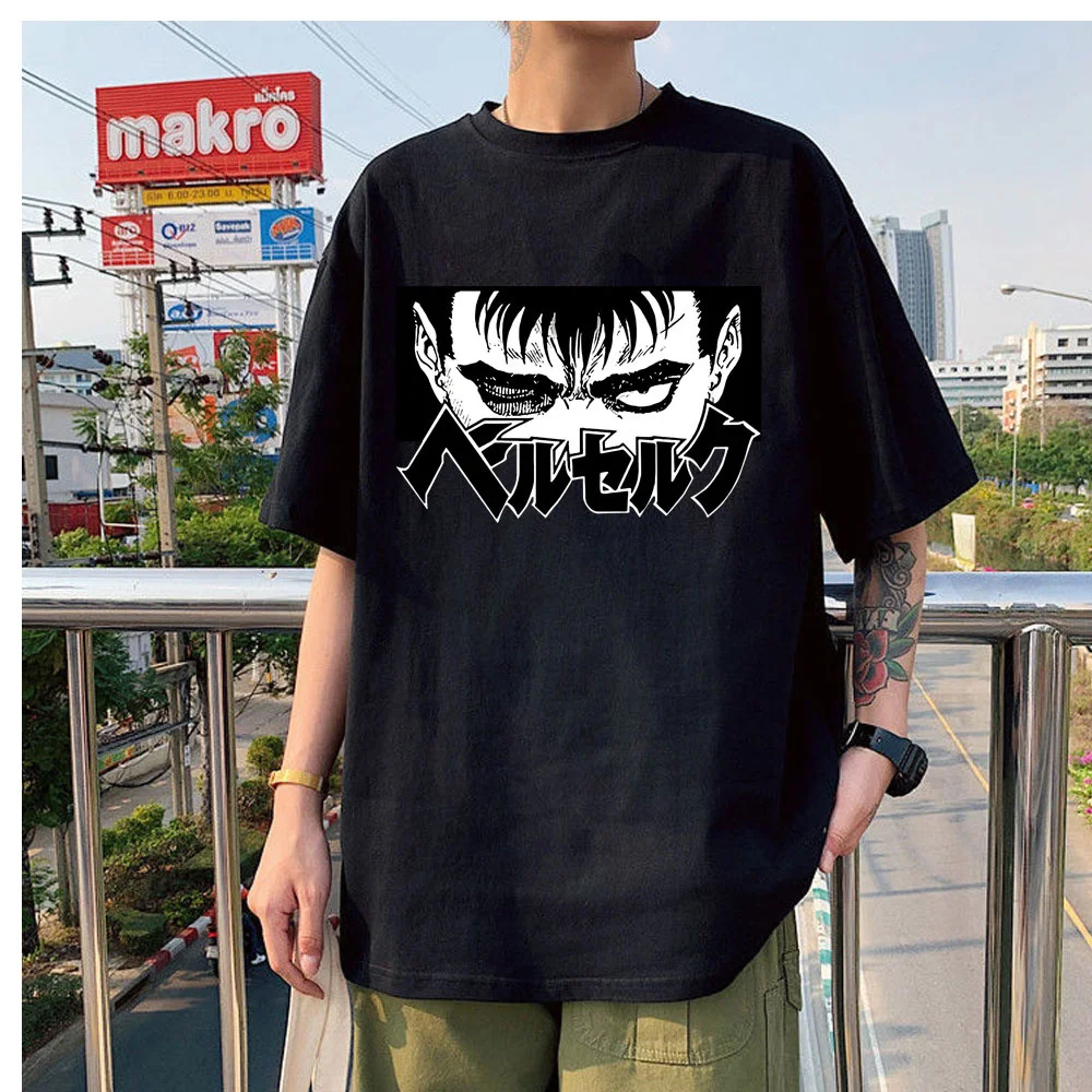 

Japan Streetwear Berserk Guts Men Manga Swordsman Anime T-shirt Unisex Hip Hop Crewneck Tshirts All-match Cartoon Tshirt Male
