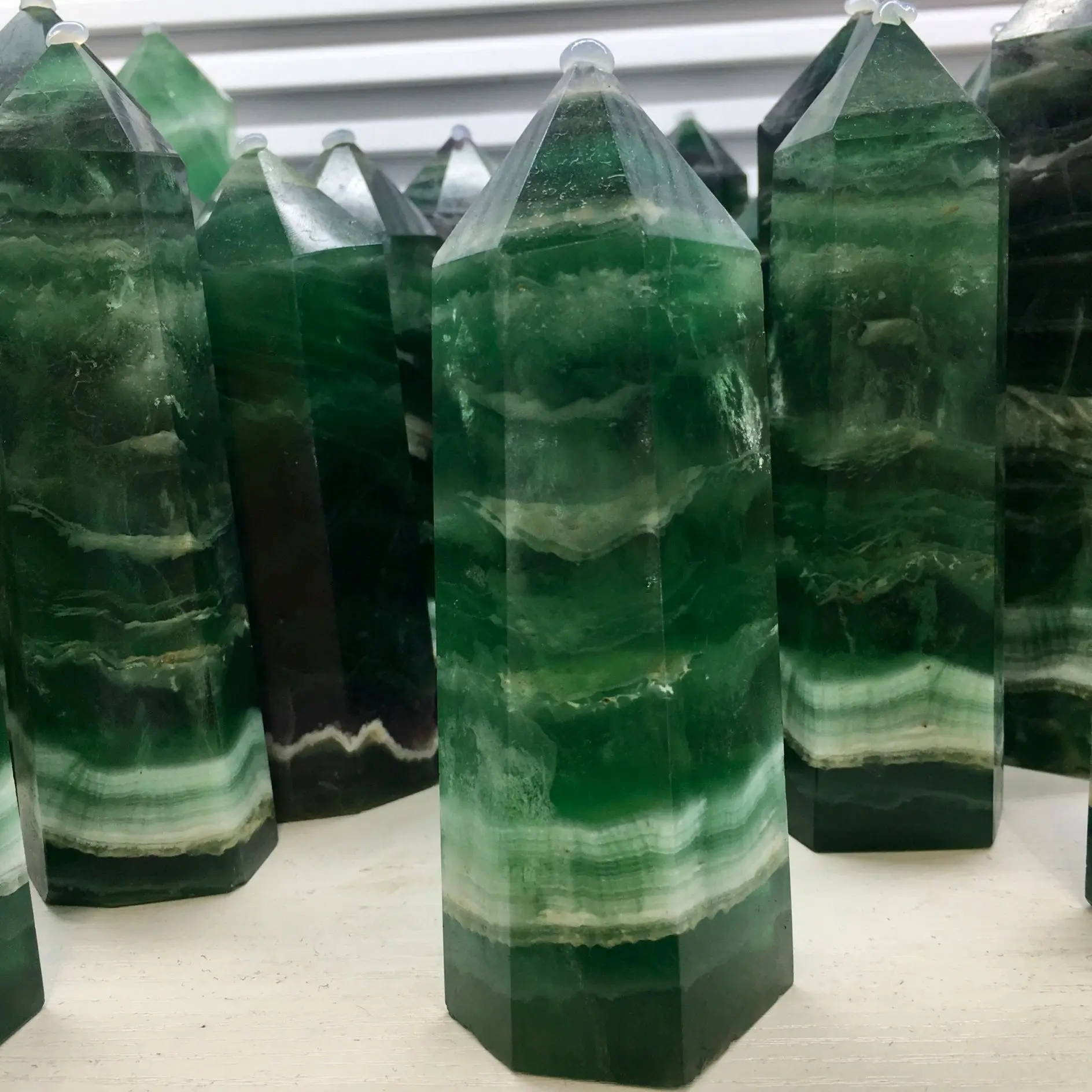 

1PC Natural Green Fluorite Crystal Point Hexagonal Column Mineral Ornament Magic Repair Healing Quartz Wand Home Decoration Gift