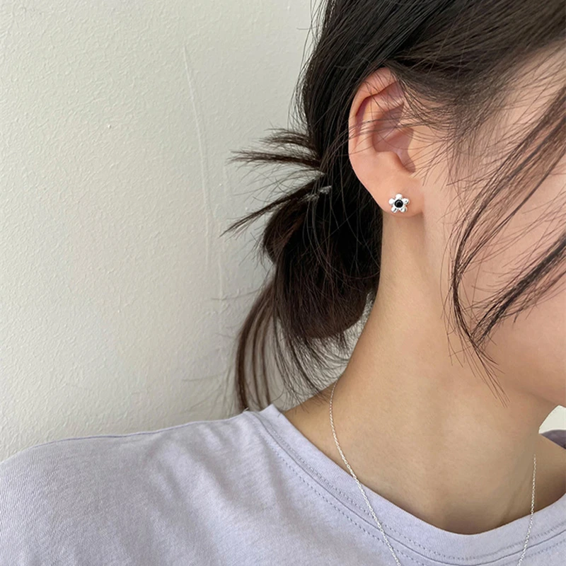 

Korean Sweet Flowers Stud Earrings for Women Fashion Simple Black Zircon Flower Earrings Wedding Party Jewelry Accessories