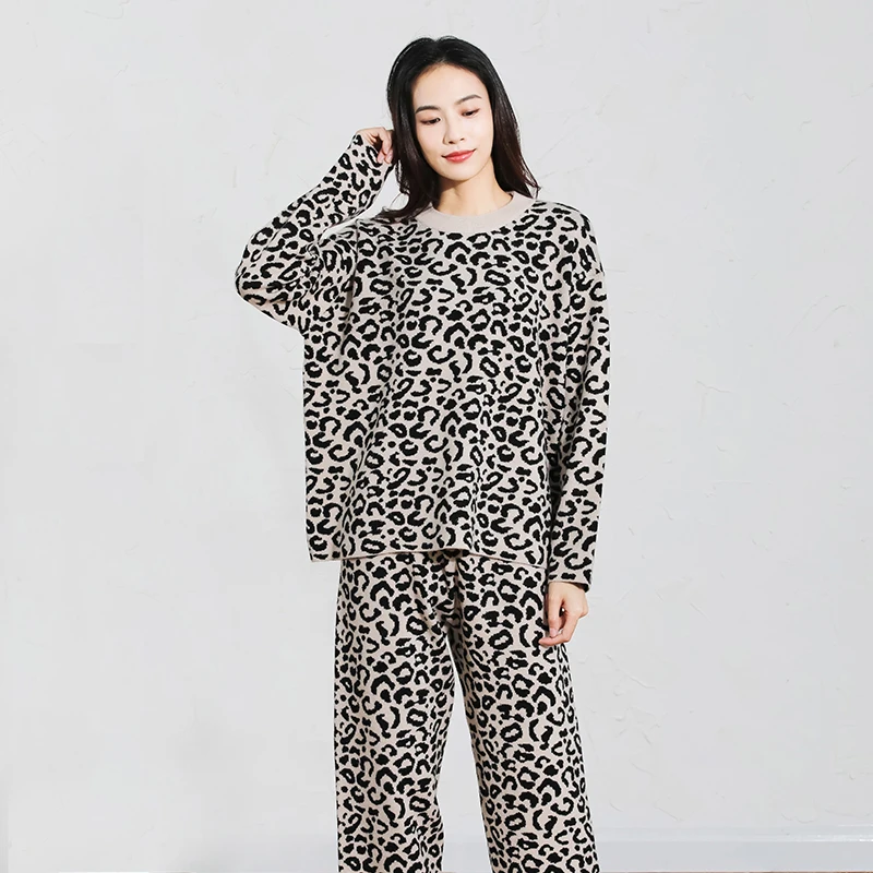 

Новинка 2021, женская пижама, утепленная Домашняя одежда с маленьким леопардовым принтом, свитер, Пижамный костюм, топ + брюки, вязаный костюм